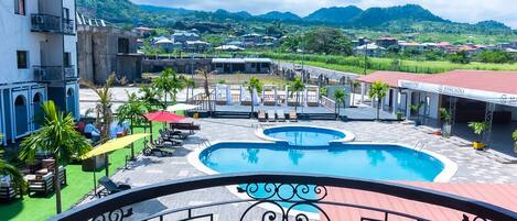 Outdoor pool, free cabanas, sun loungers