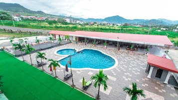 Piscine extérieure, cabanons gratuits, chaises longues