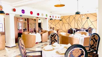 2 restaurants; breakfast, lunch, dinner and brunch served