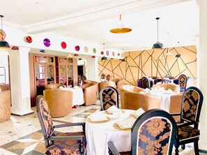 Hi ha 2 restaurants amb esmorzars 