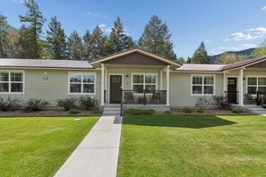 Exterior - Modern Apartment, Full Kitchen, 2 Bed/2 Bath - ONLY 10 minutes from Glacier Park (Hungry Horse)