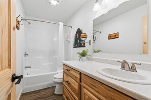 Combined shower/bathtub, hair dryer, towels, soap - Modern Apartment, Full Kitchen, 2 Bed/2 Bath - ONLY 10 minutes from Glacier Park (Hungry Horse)