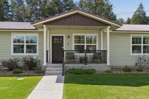Exterior - Modern Apartment, Full Kitchen, 2 Bed/2 Bath - ONLY 10 minutes from Glacier Park (Hungry Horse)