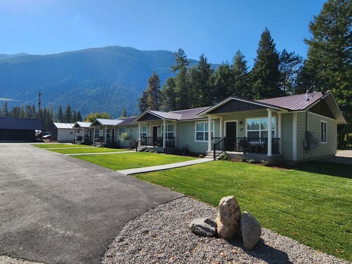 Modern Apartment, Full Kitchen, 2 Bed/2 Bath - ONLY 10 minutes from Glacier Park