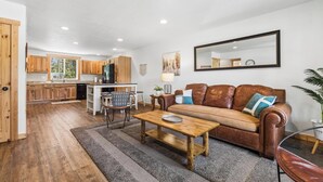 Un interior moderno con cocina, comedor y sala de estar.