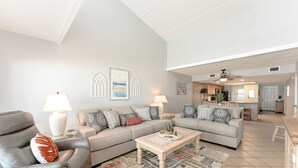 Un vaste espace de vie comprenant un canapé, une table basse et une table à manger.