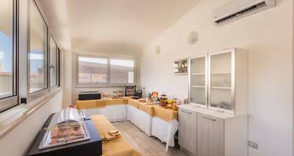 B&B with double, triple rooms and vacation home 50 meters from the sea