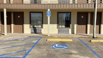 Un hôtel à plusieurs étages doté d’un parking, dont une partie est réservée aux personnes handicapées, et qui comprend une place de stationnement adaptée aux personnes à mobilité réduite.