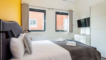 Mulberry South Penthouse | 2 bedrooms, premium bedding, free WiFi, bed sheets