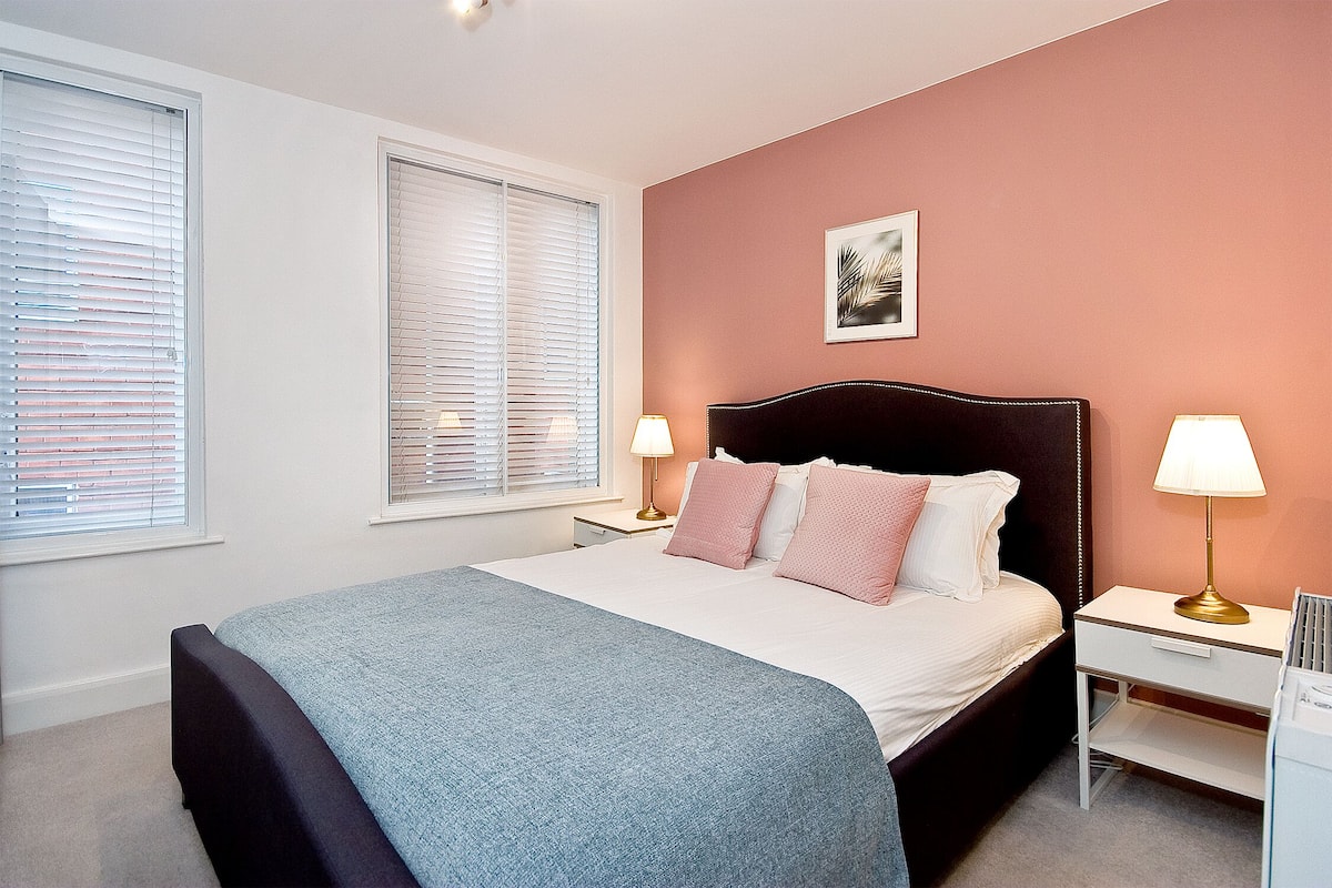 Mulberry Flat 6 - Two bedroom 3rd floor | 2 bedrooms, premium bedding, free WiFi, bed sheets