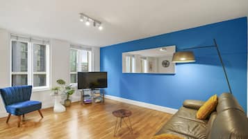 Deluxe-lejlighed | Opholdsområde | 55-tommers LCD-tv med kabelkanaler, tv