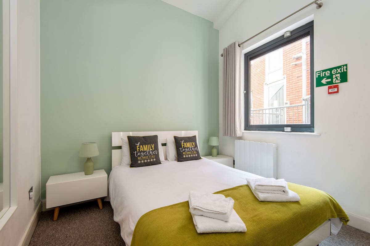 Mulberry North Penthouse | 2 bedrooms, premium bedding, free WiFi, bed sheets