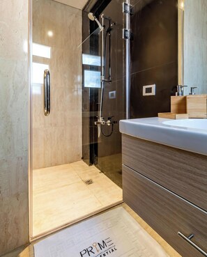 Studio | Bathroom | Shower, hair dryer, towels