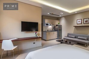 ميني بار وخزنة داخل الغرفة ومكتب وواي فاي مجانًا