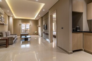 Minibar, caja de seguridad en la habitaciĂłn, escritorio y wifi gratis