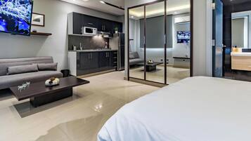 Studio | Minibar, in-room safe, desk, free WiFi