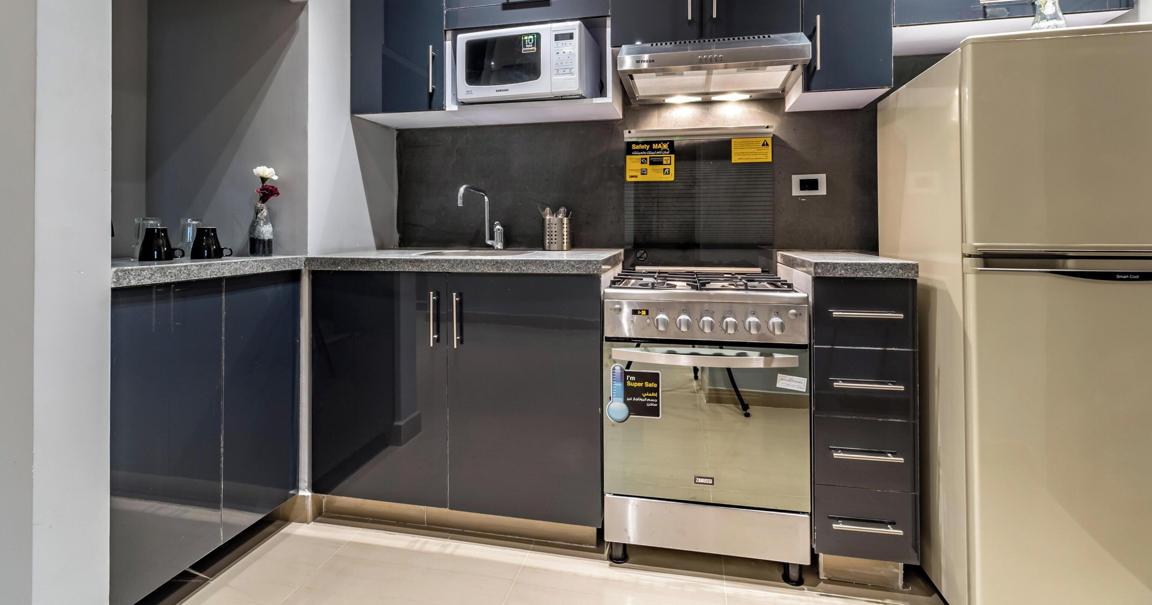 Electric kettle, cookware/dishes/utensils, dining tables