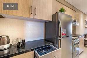 Apartment, 1 Schlafzimmer | Eigene Küche | Wasserkocher, Kochgeschirr/Geschirr/Besteck, Esstisch