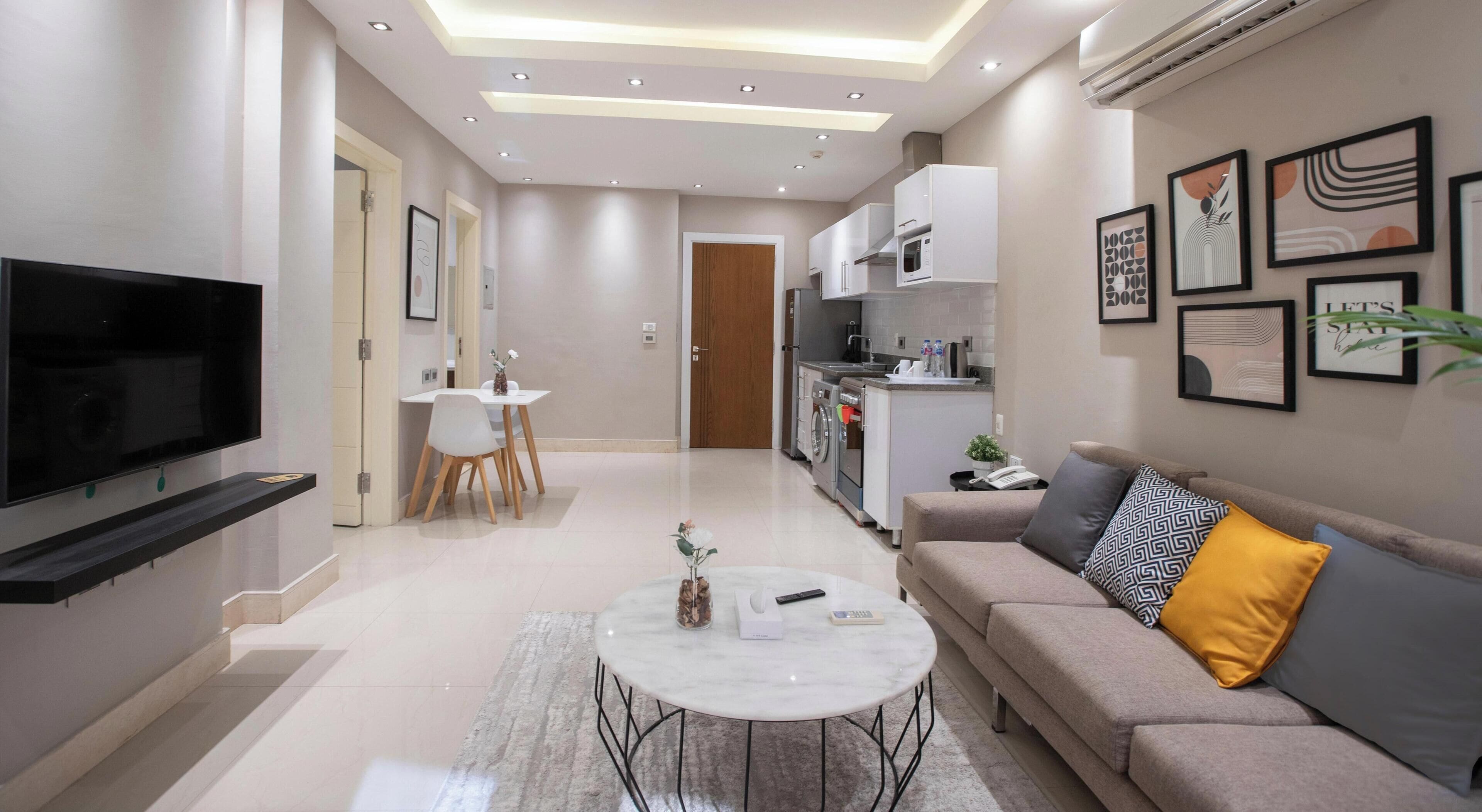 Minibaari, tallelokero huoneessa, työpöytä, ilmainen Wi-Fi