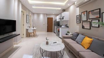 Minibaari, tallelokero huoneessa, työpöytä, ilmainen Wi-Fi