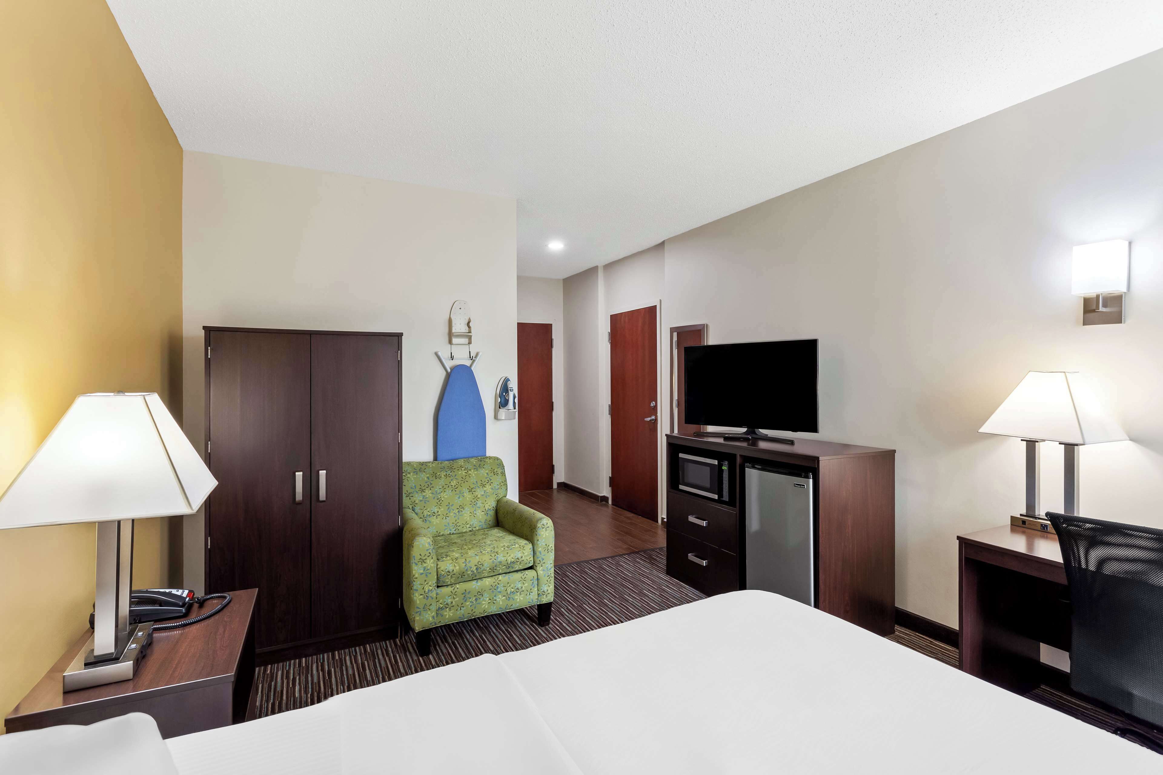 standard room, 1 queen bed, accessible, refrigerator & microwave | desk, laptop workspace, blackout curtains, iron/ironing board