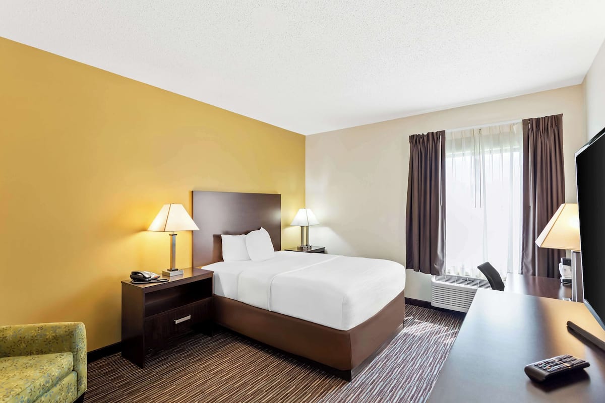 Standard Room, 1 Queen Bed, Non Smoking, Refrigerator & Microwave | Desk, laptop workspace, blackout curtains, iron/ironing board