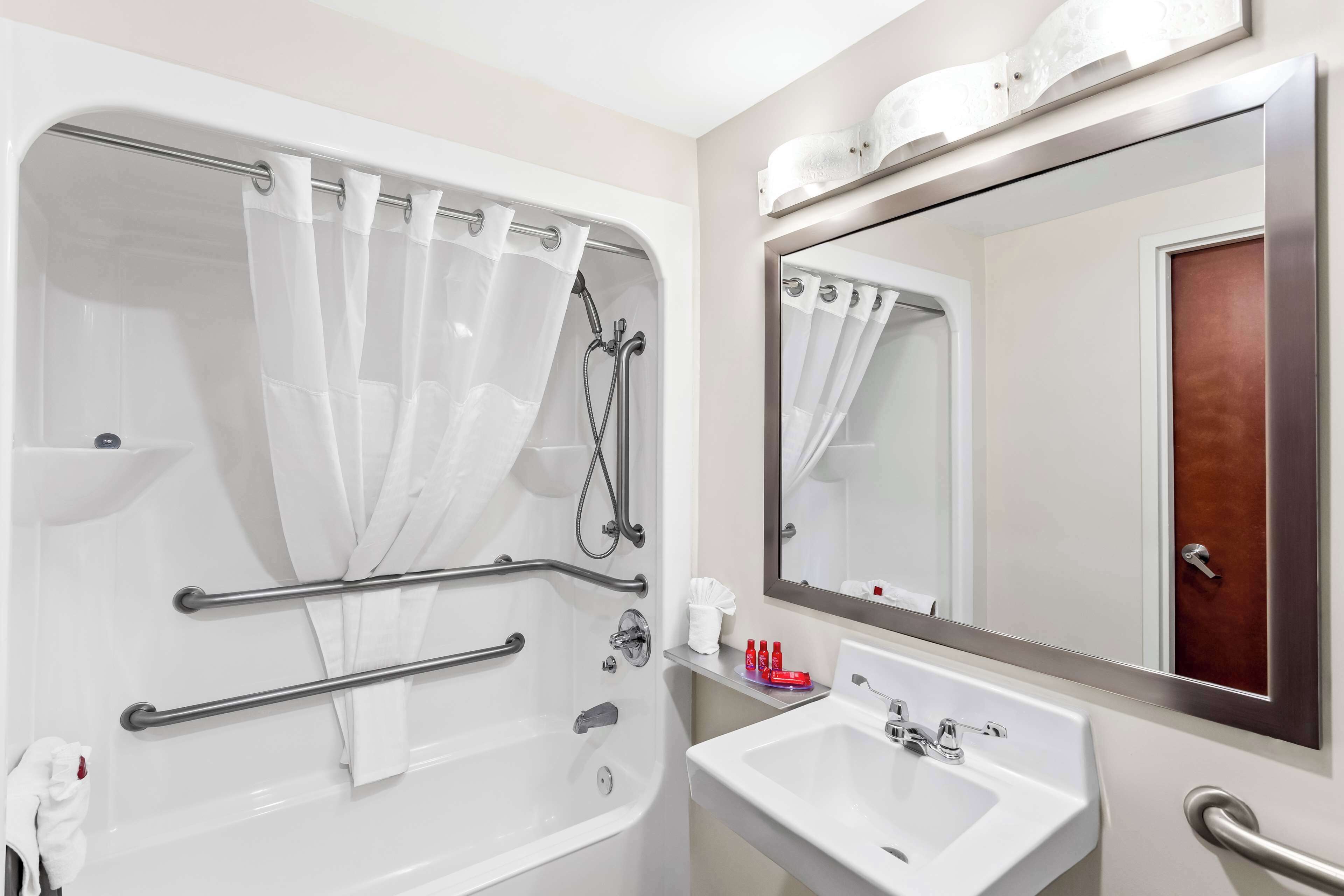 combined shower/bathtub, free toiletries, hair dryer, towels