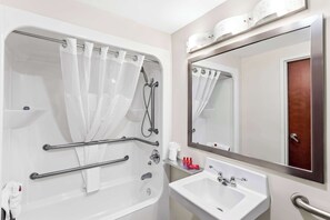 Duschwanne, kostenlose Toilettenartikel, Haartrockner, Handtücher