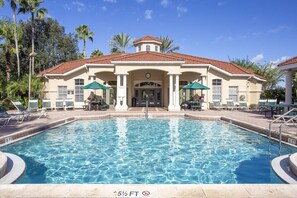 Piscina all'aperto, una piscina riscaldata