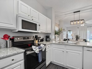 Frigorifero, microonde, forno, piano cottura