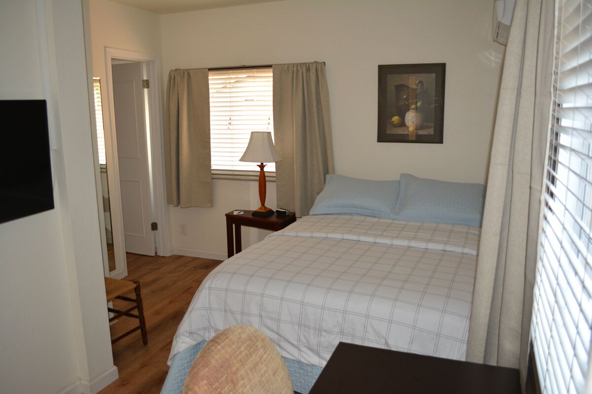 Clean, Private Guestroom and Bath - Near Biltmore