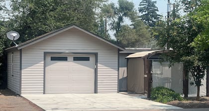Cute Bungalow w/ garage Downtown Redmond - 4 guests