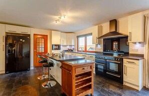 Fridge, microwave, oven, stovetop - In the heart of Speyside. A charming 3 bedroom home walking distance of Aberlour (Aberlour)