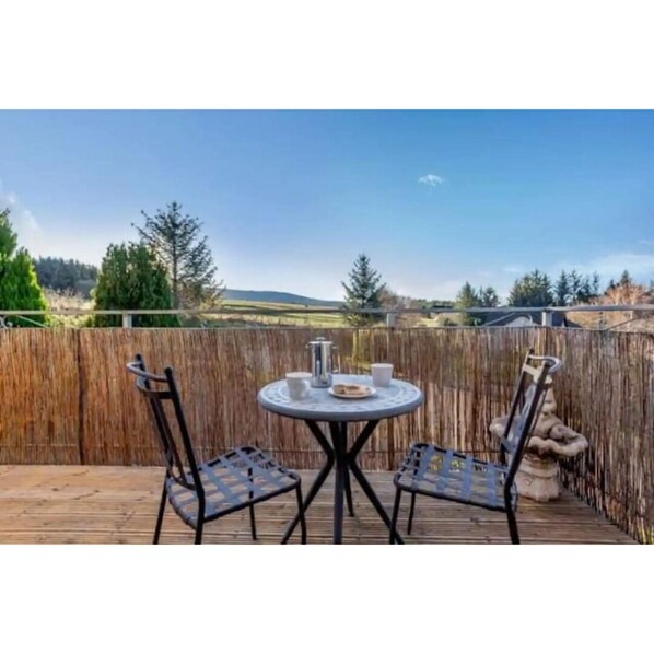 Outdoor dining - In the heart of Speyside. A charming 3 bedroom home walking distance of Aberlour (Aberlour)