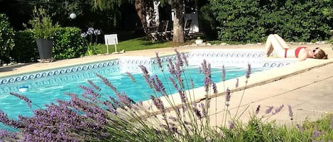 Una piscina al aire libre
