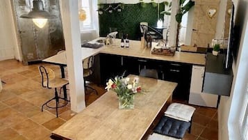 KĂŒhlschrank, Mikrowelle, Ofen, Herdplatte