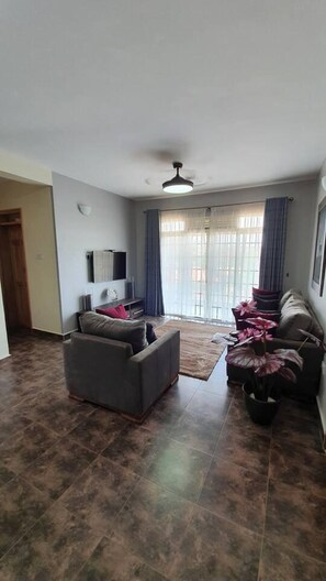 Apartment | Wohnbereich | 30-Zoll-Fernseher mit Kabelempfang