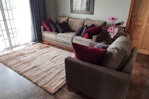 Apartamento | Sala de estar | Televisión de 30 pulgadas con canales por cable