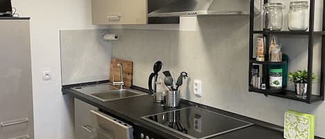 Fridge, oven, stovetop, dishwasher