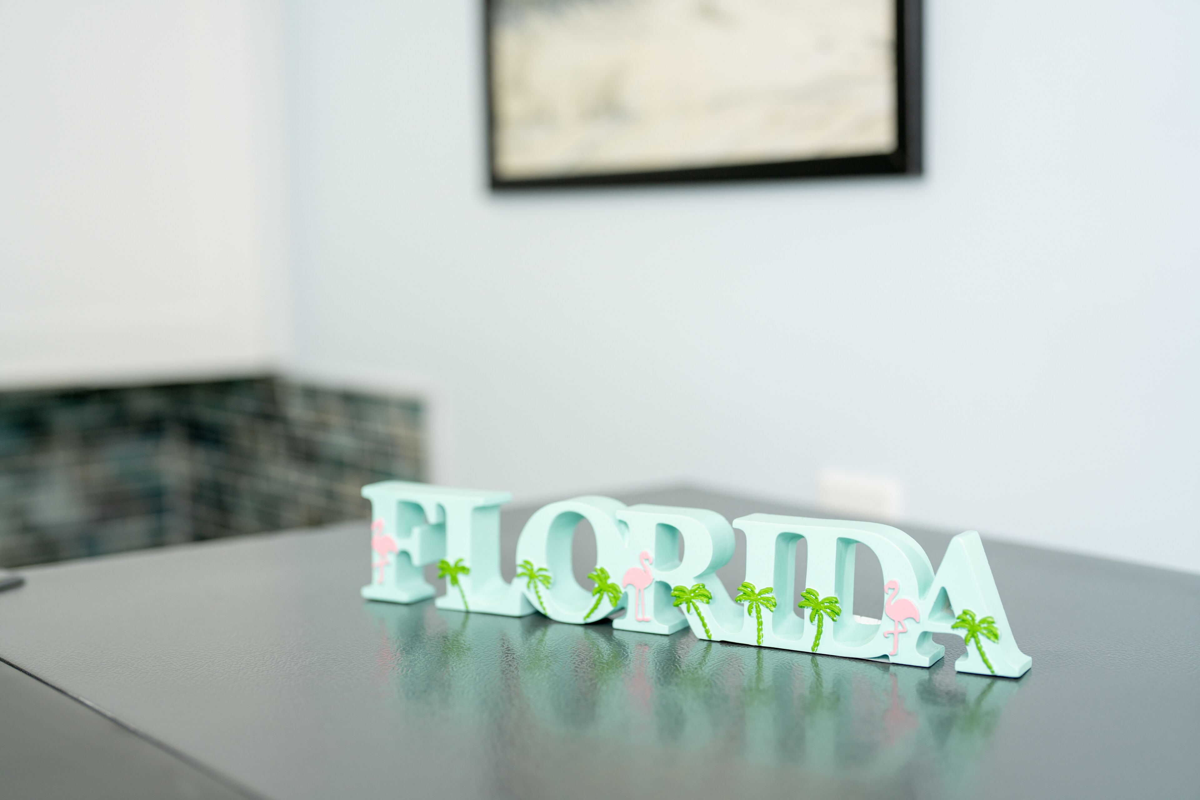 Una mesa con la palabra 'FLORIDA' escrita en letras, cada una decorada con una pequeña palmera.