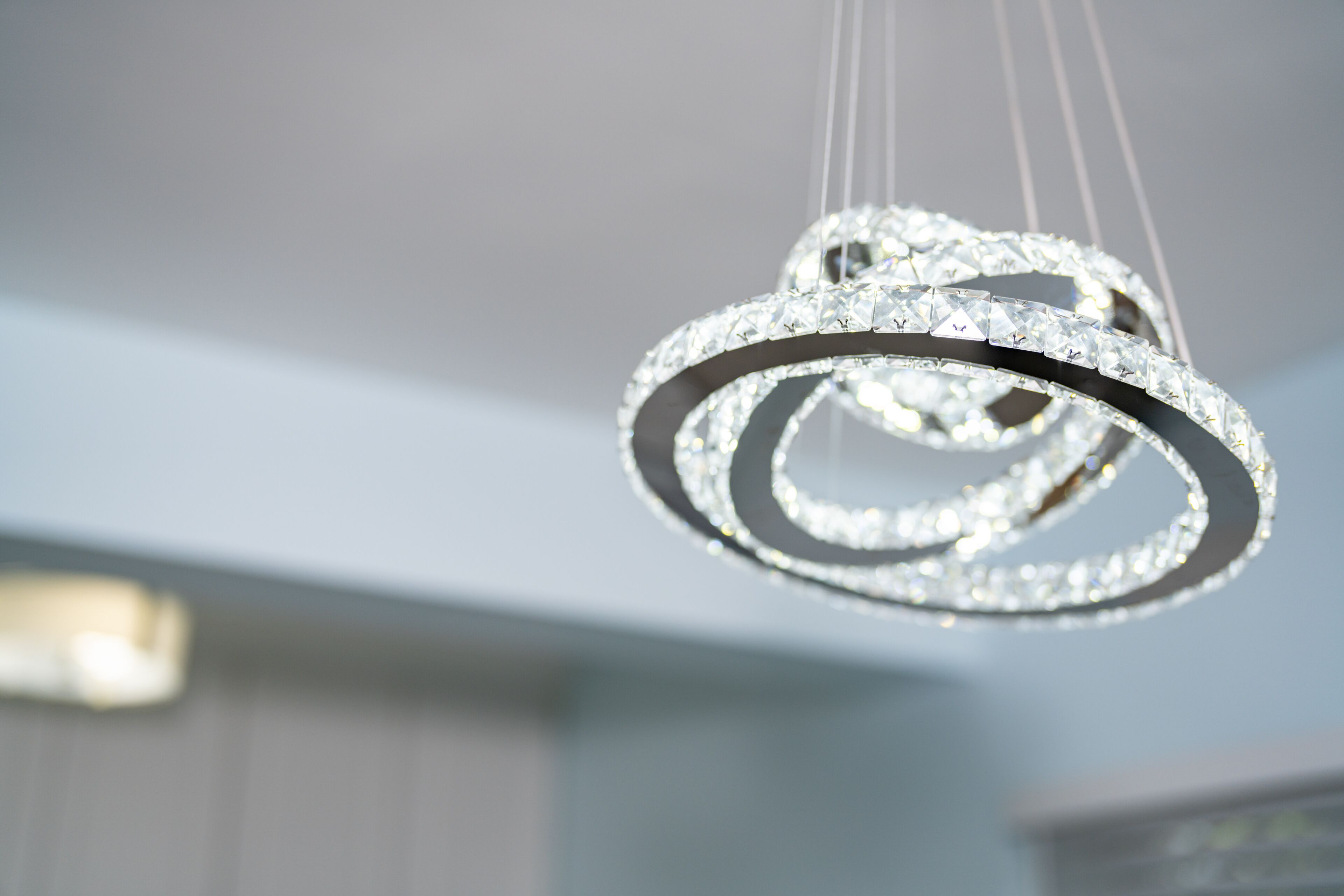 Un lustre orné de plusieurs cercles de cristaux.