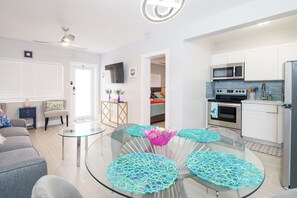 디럭스 콘도 | 고급 침구, 필로우탑 침대, 다리미/다리미판, 무료 WiFi