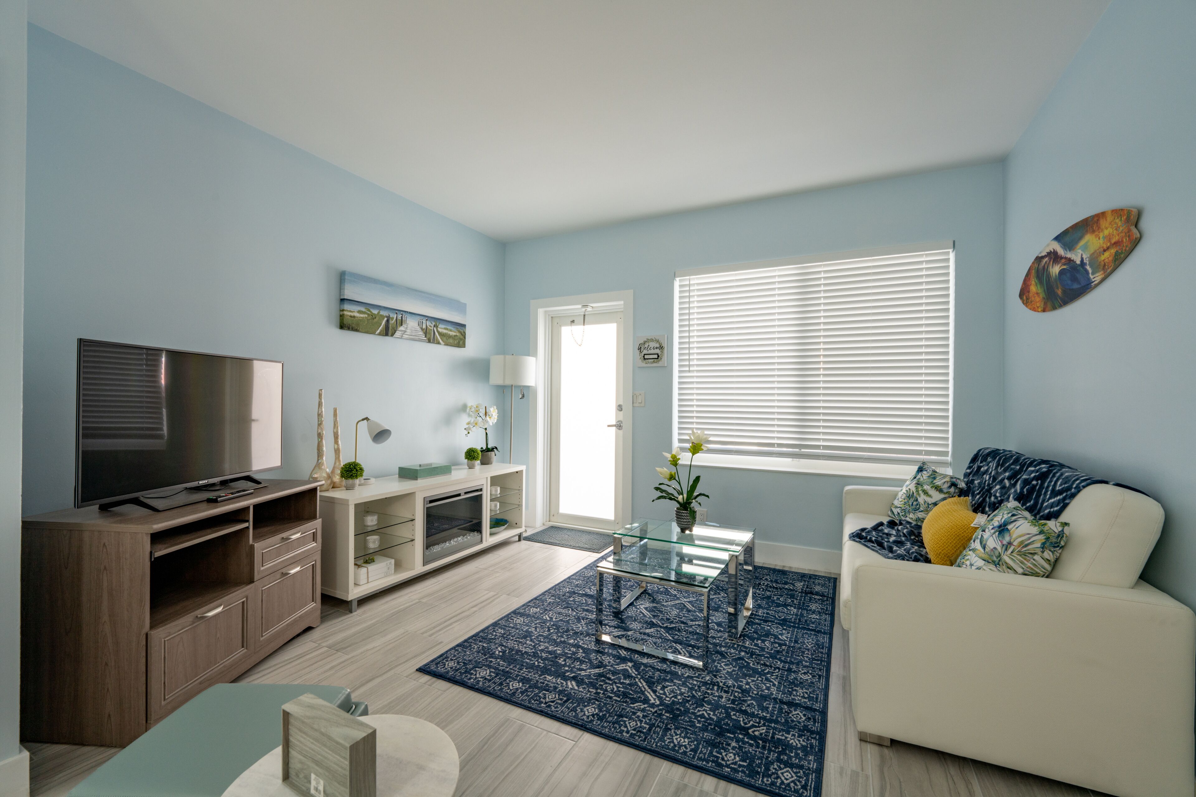 ดีลักซ์คอนโด | บริเวณนั่งเล่น | สมาร์ททีวี 55 นิ้ว พร้อมช่องดิจิตอล, ทีวี, Netflix