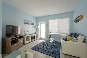 디럭스 콘도 | 거실 공간 | 디지털 채널 시청이 가능한 55인치 스마트 TV, TV, 넷플릭스