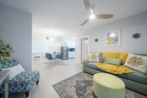 Bloc d'apartaments Deluxe | Sala d'estar | Televisor intel·ligent de 55 polzades amb canals digitals i televisor 