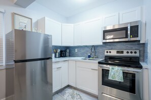 Deluxe Condo | Private kitchen | Full-sized fridge, microwave, oven, stovetop - The Surf Hollywood Beach (Hollywood)
