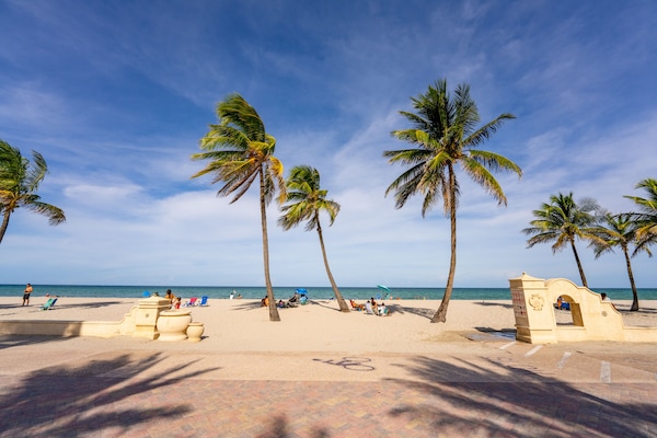 Na praia, areia branca