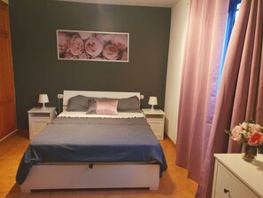 2 slaapkamers, een strijkplank/strijkijzer, reisbedje, gratis wifi