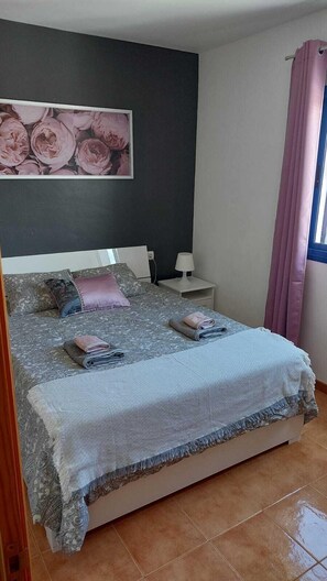 2 habitaciones, tabla de planchar con plancha y cuna de viaje 