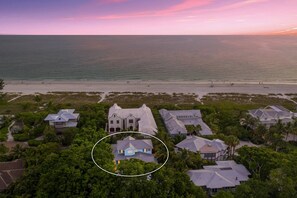 Una spiaggia nelle vicinanze